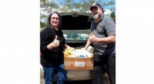 Amara Battistel entrega nova leva de doações ao representante do CER-Ruas no último sábado, 1, durante Feirão Colonial