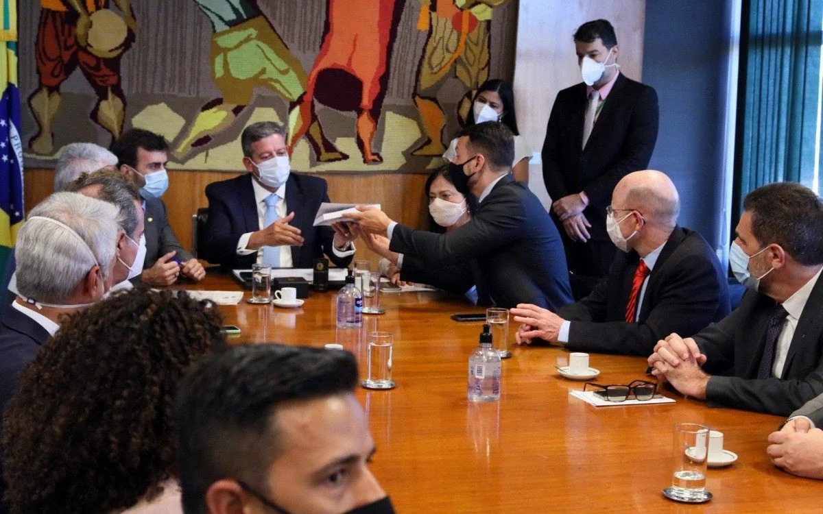 Garantia de estabilidade aos servidores públicos ganha força no Congresso