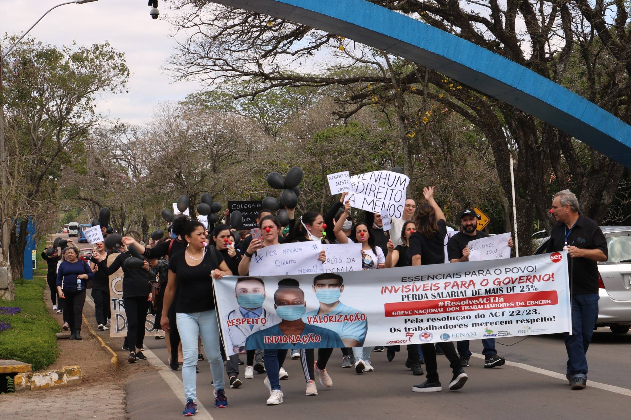 Funcionários e funcionárias da Ebserh realizam ato no campus da UFSM
