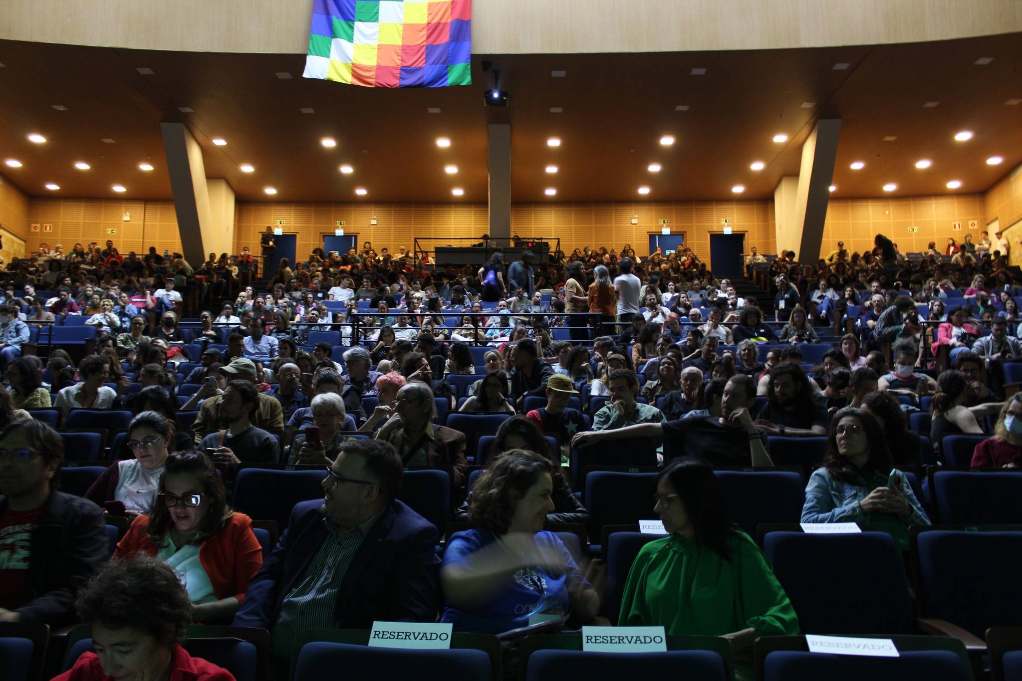Centro de Convenções lota para ouvir grandes lideranças indígenas