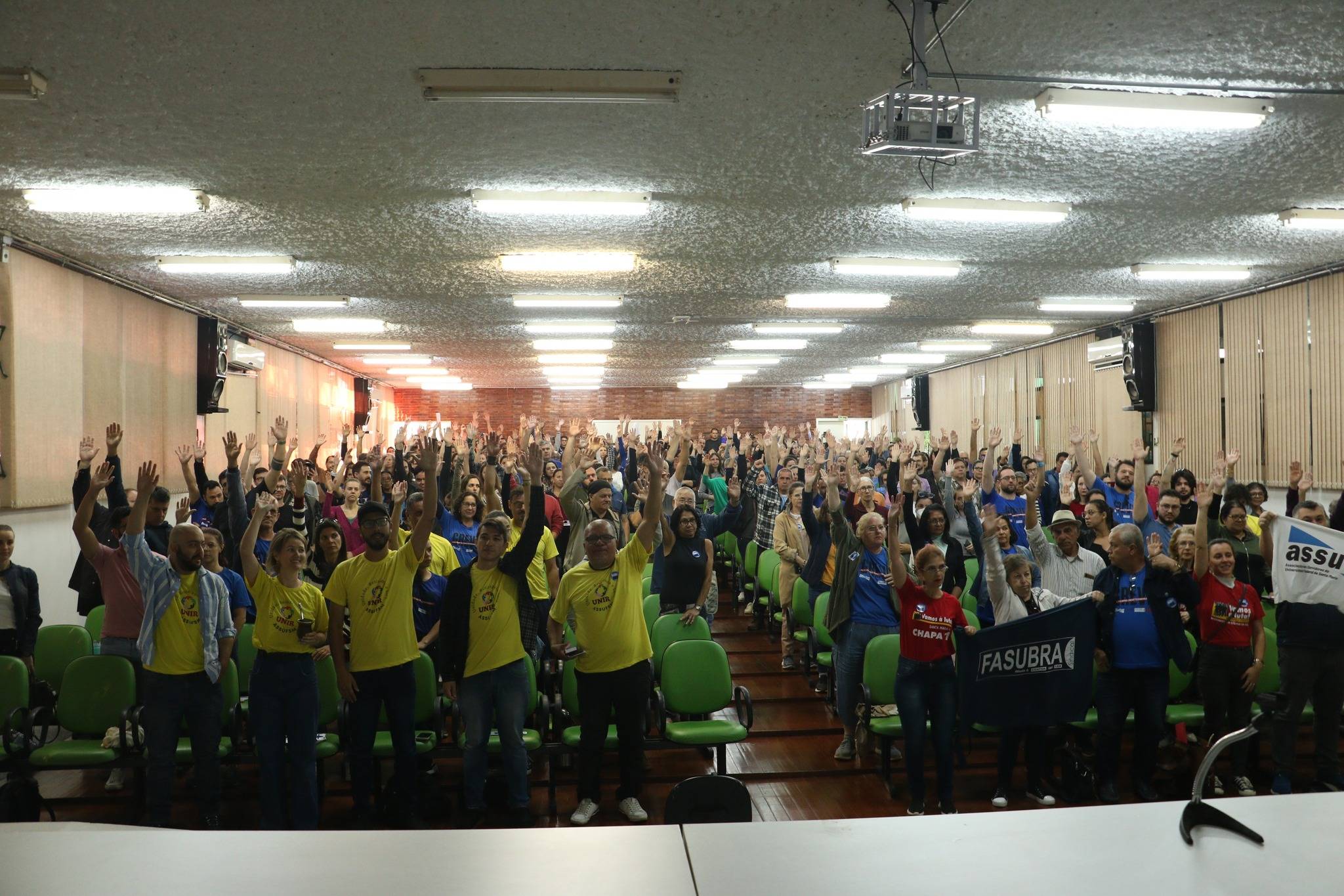 43° dia de greve: proposta do Governo é rejeitada por unanimidade pela categoria em Assembleia; Delegados(as) são escolhidos(as) para representação no Comando Nacional de Greve