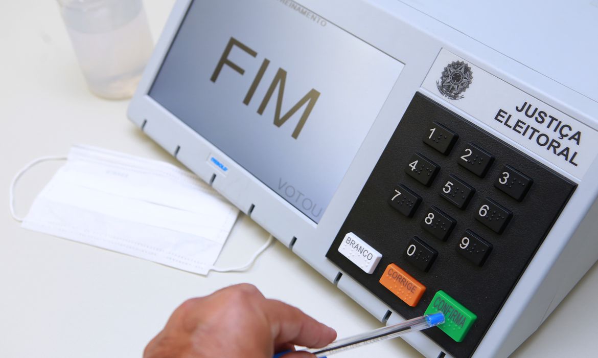Judiciário do país reage de forma enfática a novos ataques de Bolsonaro ao sistema eleitoral