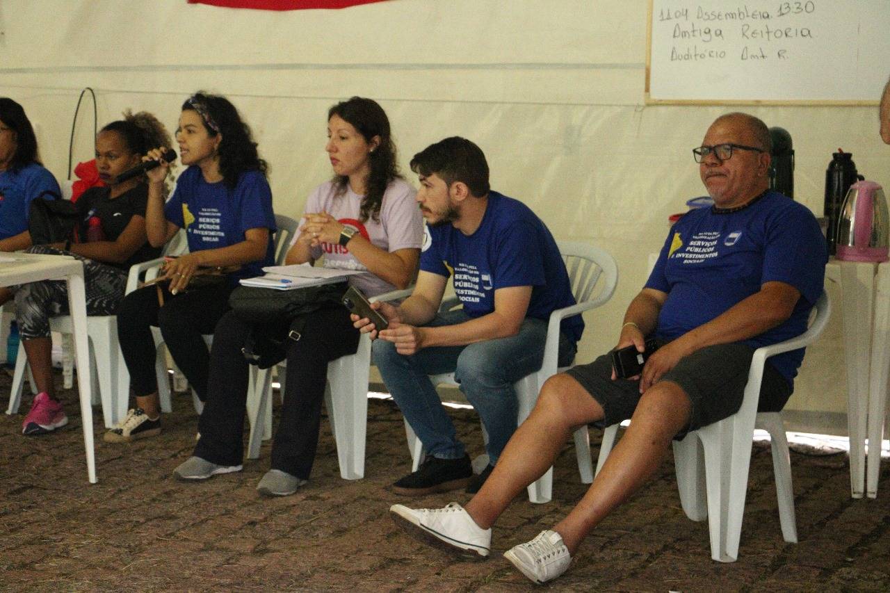 28° dia da greve: Comando Local cria comissão de Saúde para debater questões específicas do HUSM e encaminha realizações de ações sociais; Panfletagem é realizada no Restaurante Universitário