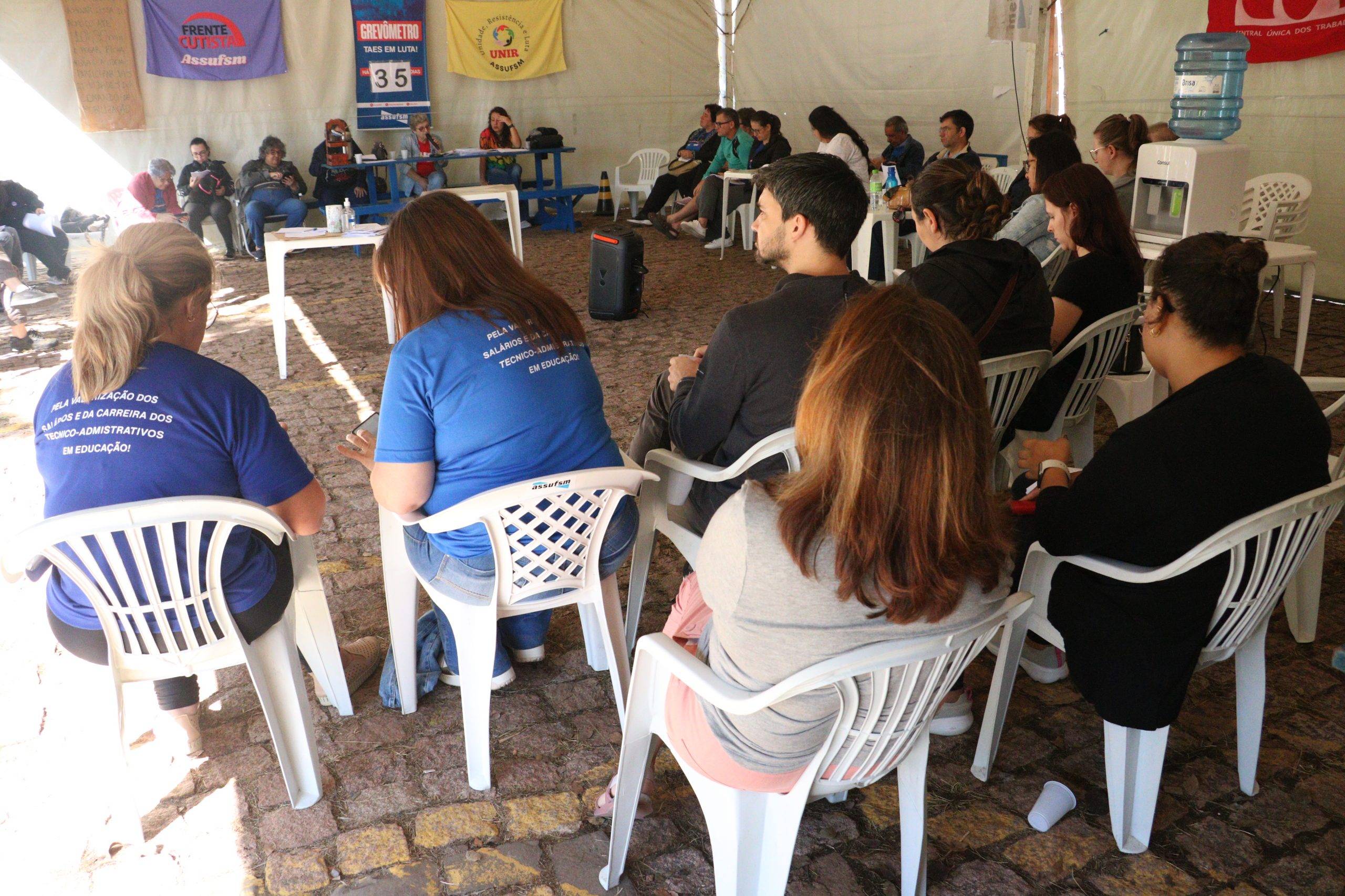 35° dia de greve: Reunião do CLG tem informes de atividade, debate do Relatório de aprimoramento de Carreira, Roda de Conversa em Palmeira das Missões e Marcha em Brasília