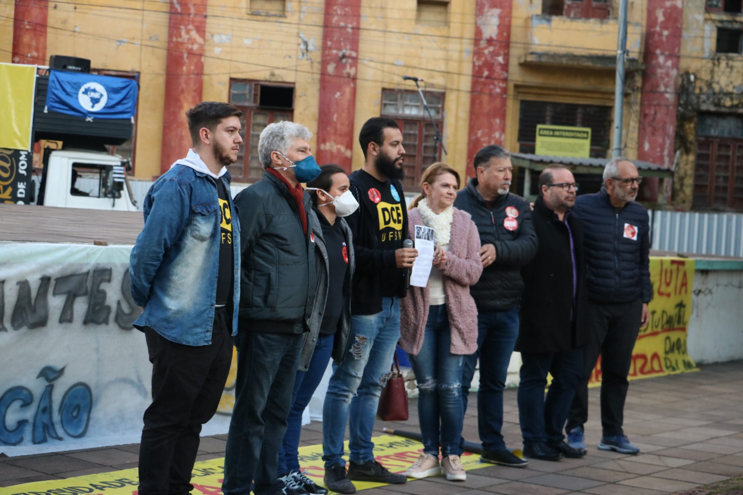 Estudantes da UFSM realizam ato na Praça Saldanha Marinho em defesa da Educação e da Democracia