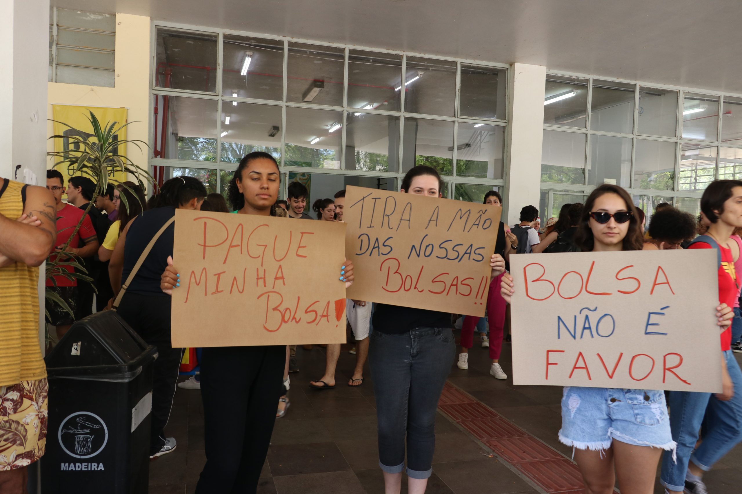 Estudantes da UFSM fazem ato em frente ao RU contra cortes de bolsas
