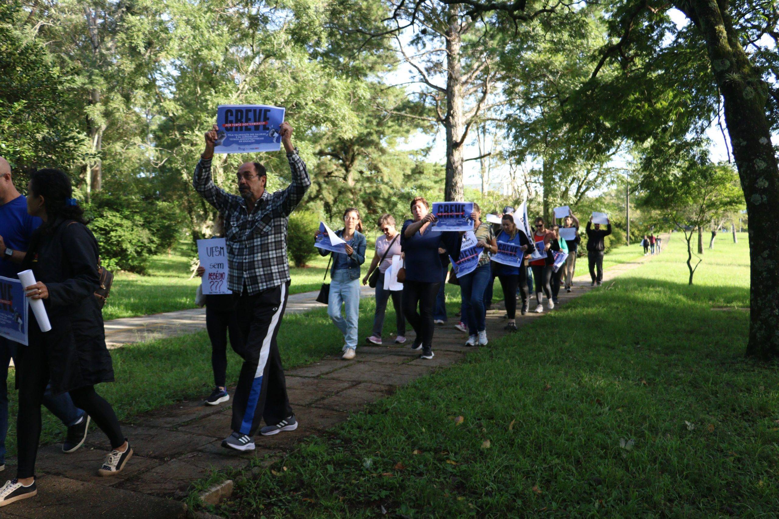 9° dia de greve: TAEs fazem caminhada no campus sede e moção de apoio à greve é aprovada por Conselho Universitário