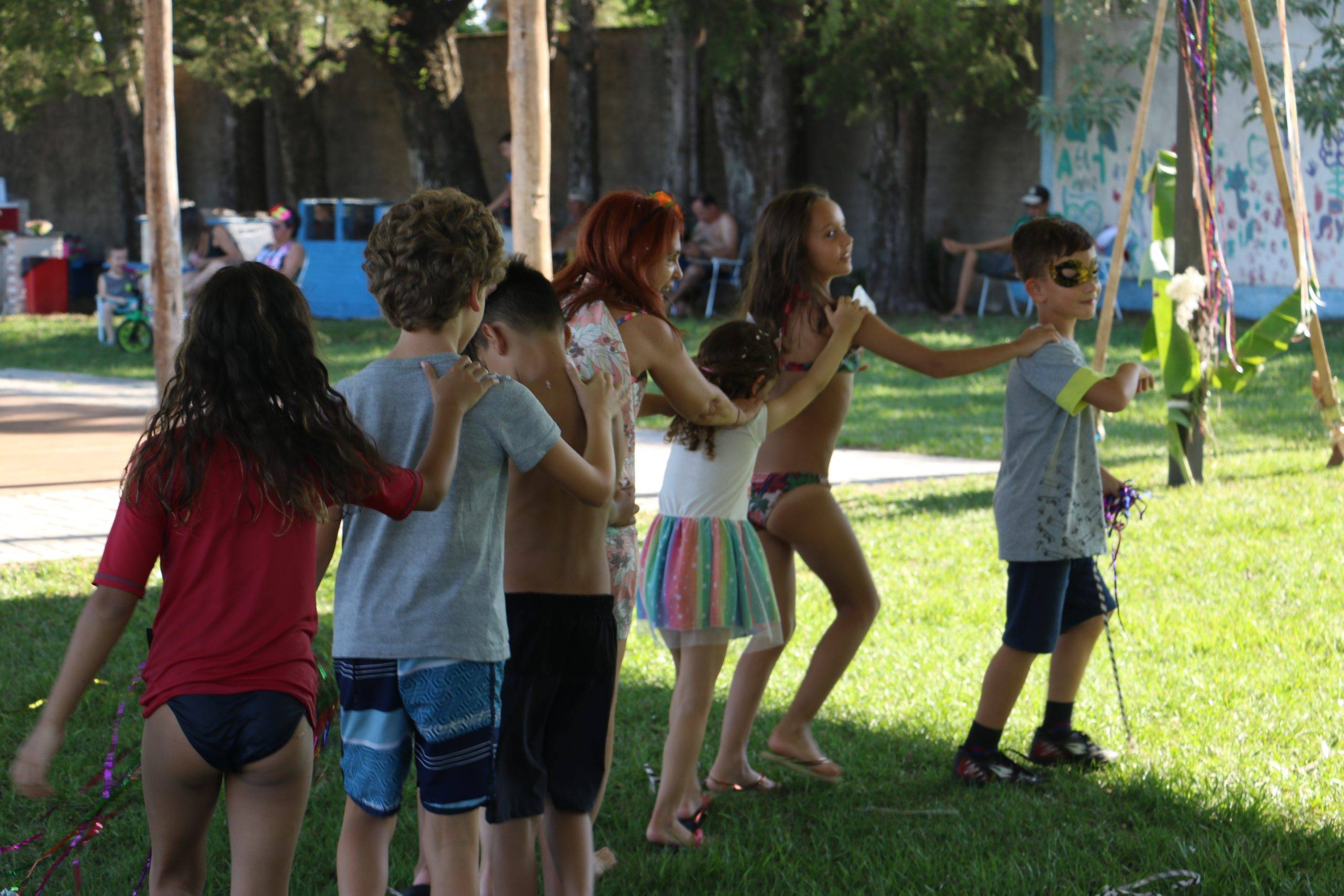 Calor e muita diversão marcam o Baile do Hawaii Infantil na Sede Campestre