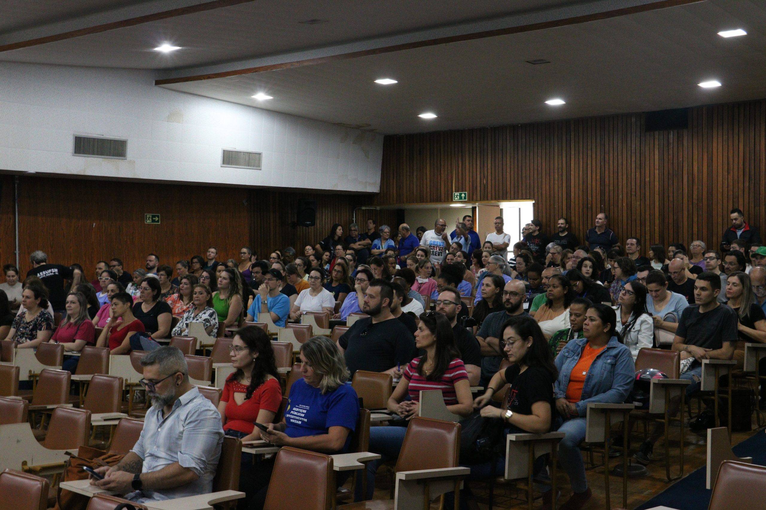 13° dia de greve: Assembleia lota auditório Gulerpe no Husm; Comando Nacional realiza ato com parlamentares em Brasília