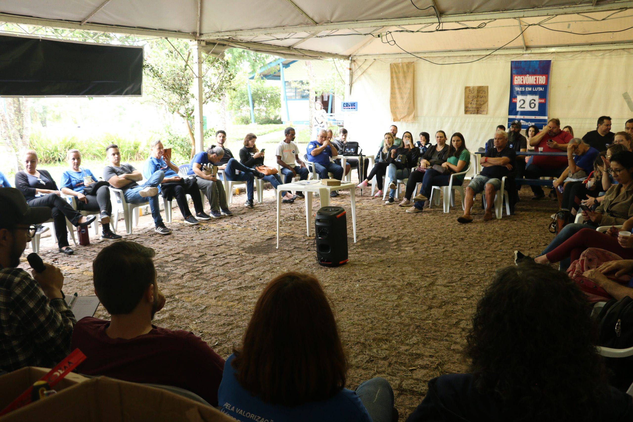 26° dia de greve: Comando Local faz panfletagem em frente ao HUSM e encaminha próximas ações; IFFAR, APG e DCE participam de reunião da greve