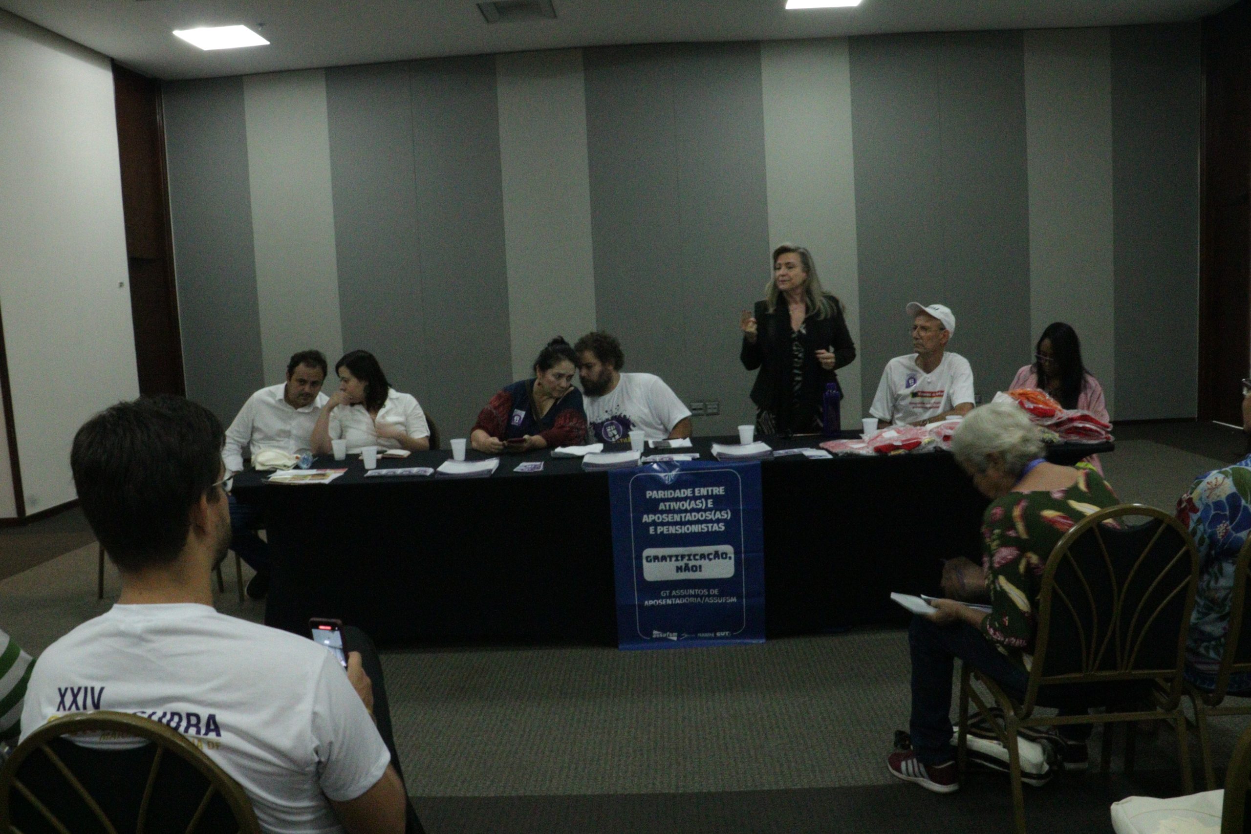 Manhã do segundo dia de CONFASUBRA tem mesas de debate sobre marco fiscal e conjuntura