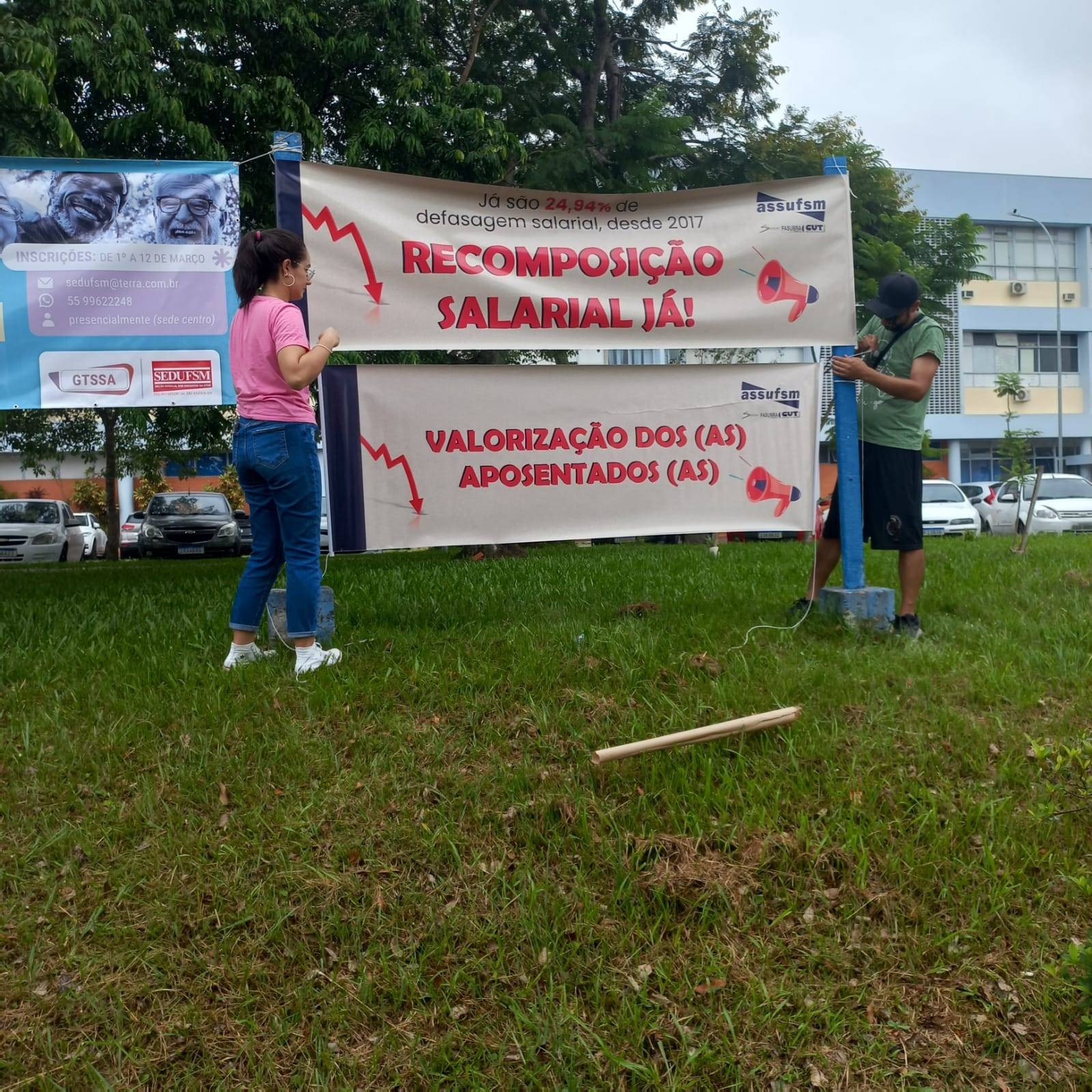 Coordenação da Assufsm instala faixas do movimento para a greve no campus da UFSM