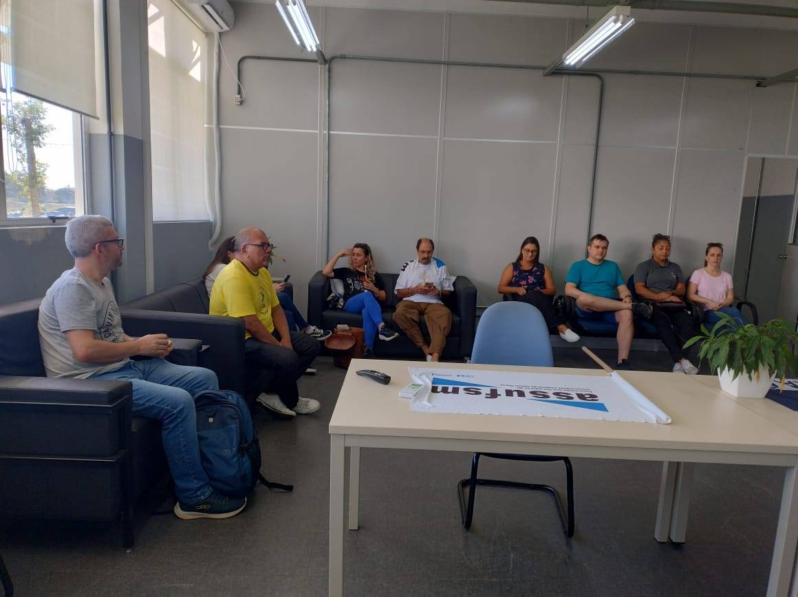 12° dia de greve: Comando local discute ações de mobilização; CE aprova moção de apoio à greve; e campus de Cachoeira do Sul recebe visita