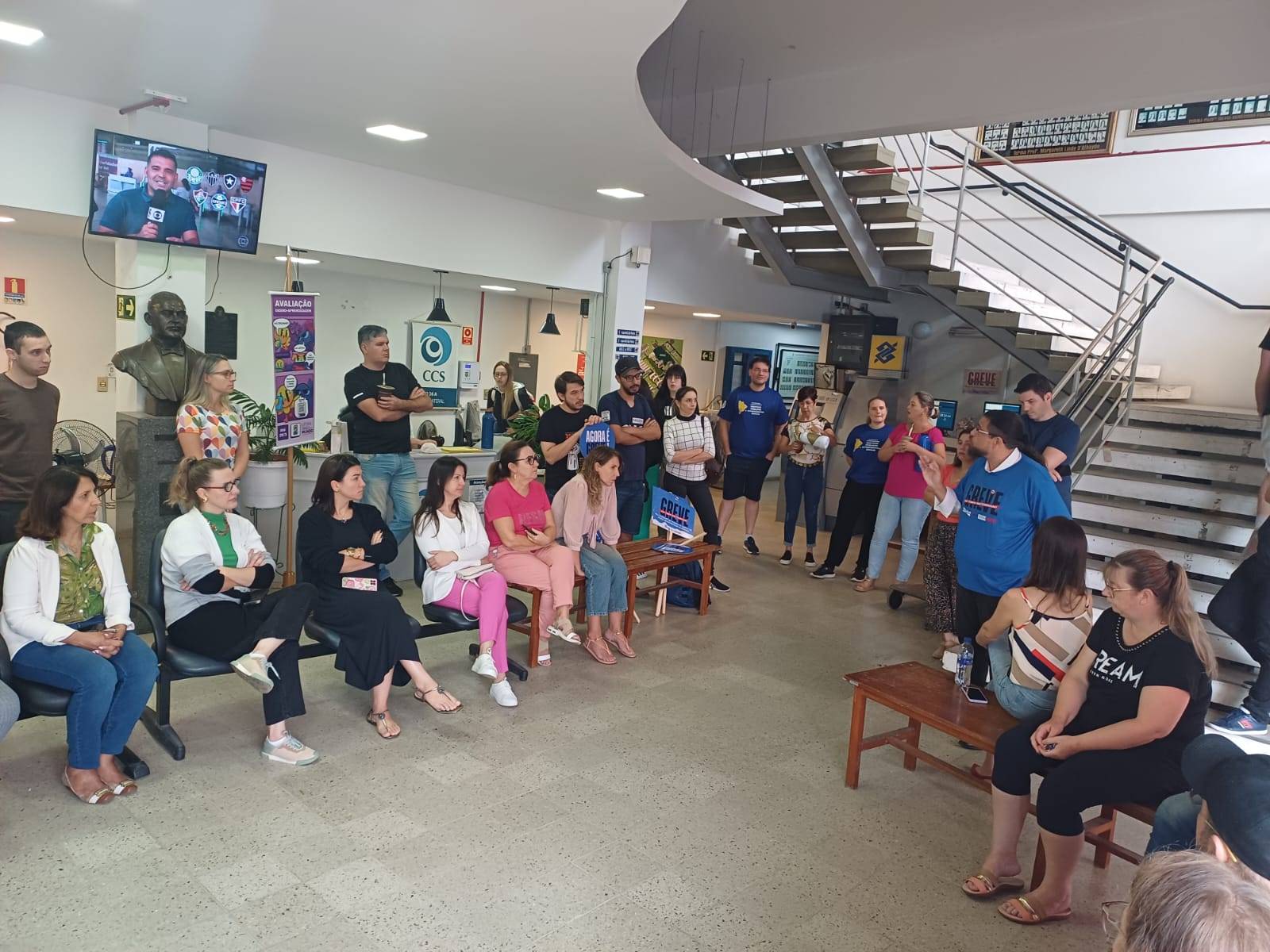 20° dia de greve: Comando Local encaminha ações, se reúne com gestão da UFSM e faz mobilização em setores no campus sede; CCSH aprova moção de apoio à greve