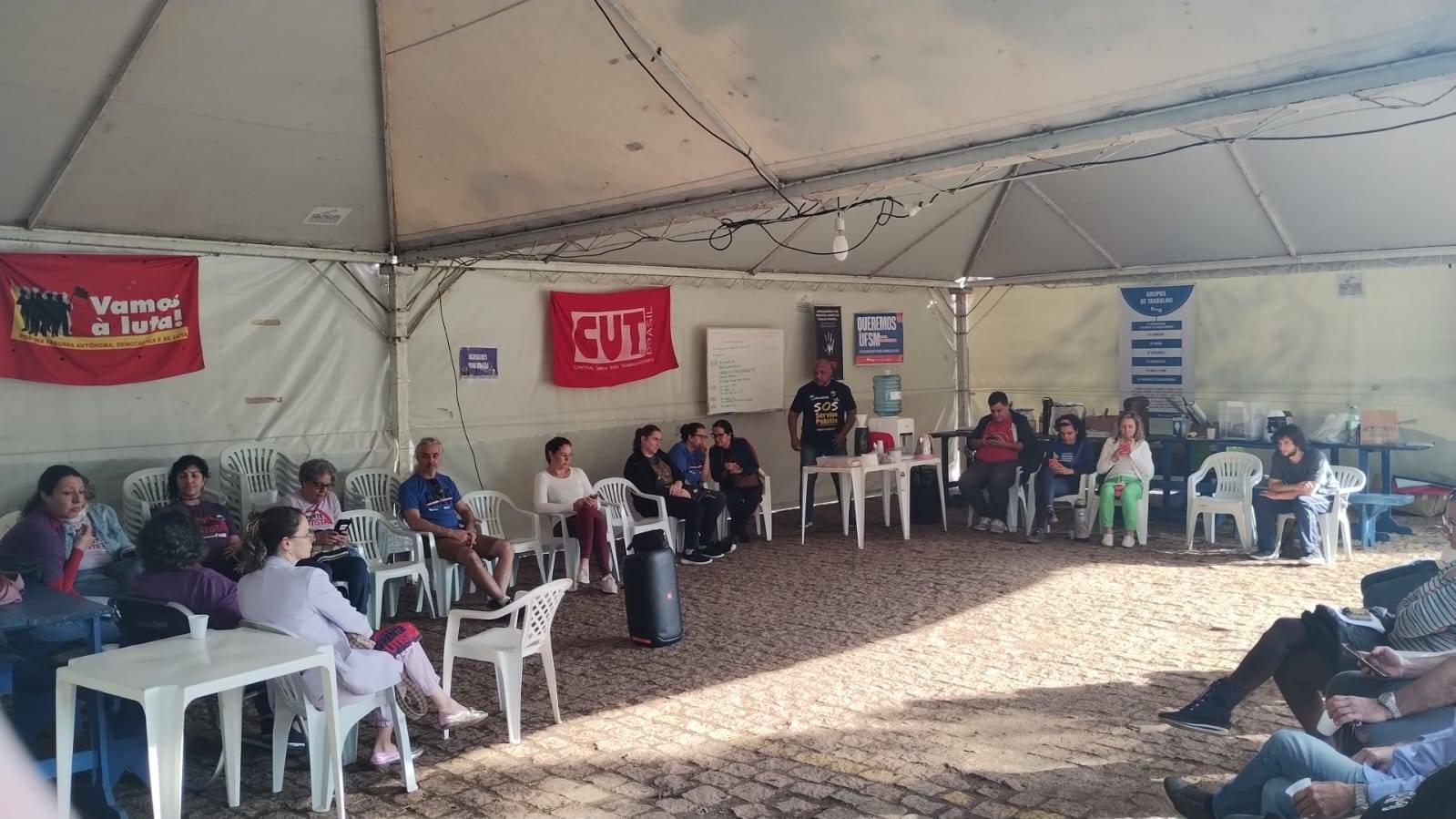 91º dia de greve: CLG participa de reunião com Superintendência do HUSM; Ato Unificado é realizado no RU