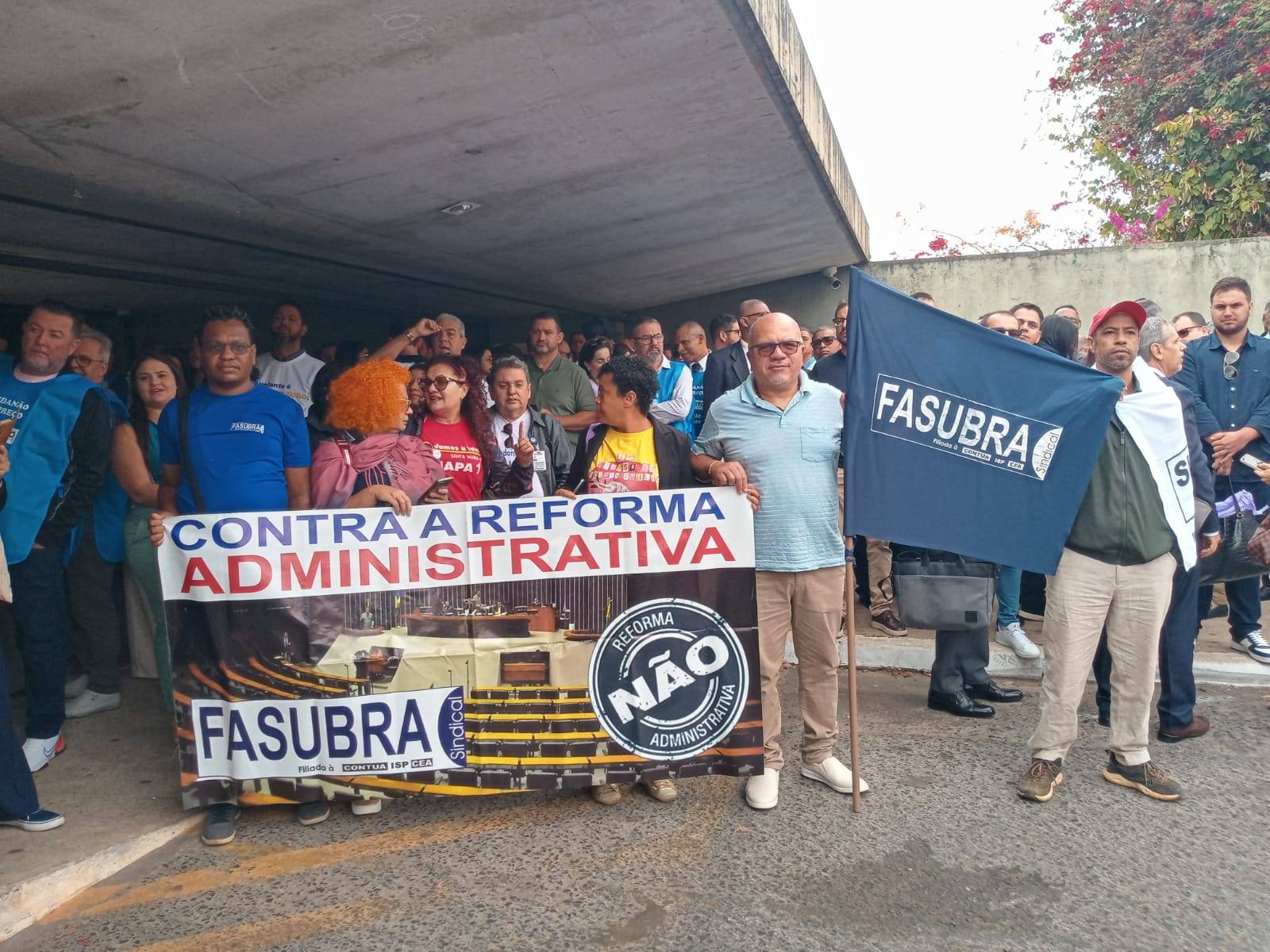 Representantes da Assufsm estiveram em Brasília durante atividades contra a Reforma Administrativa