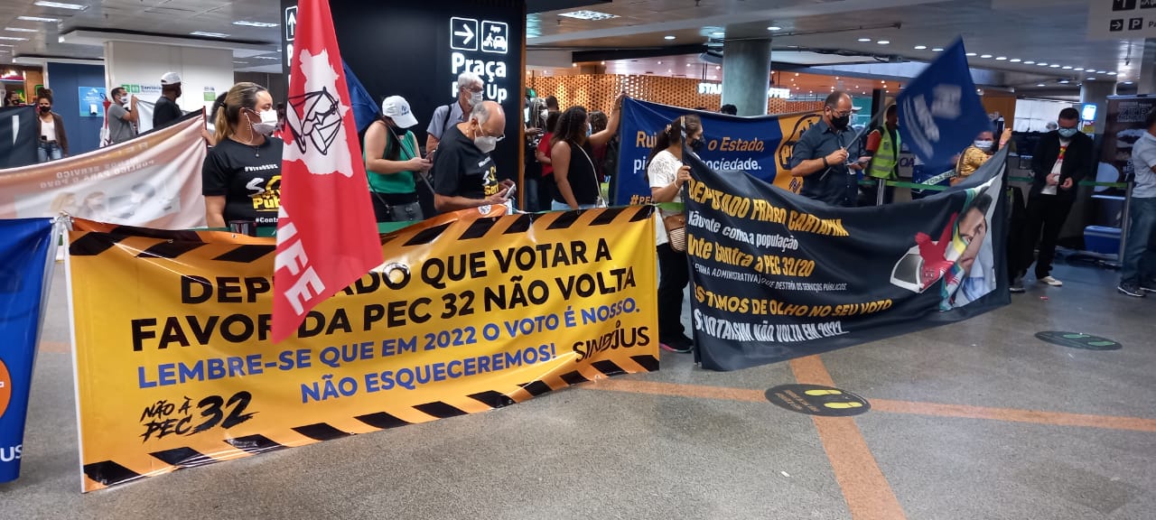 PEC 32: aumentam mobilizações contra a reforma e votação é adiada novamente