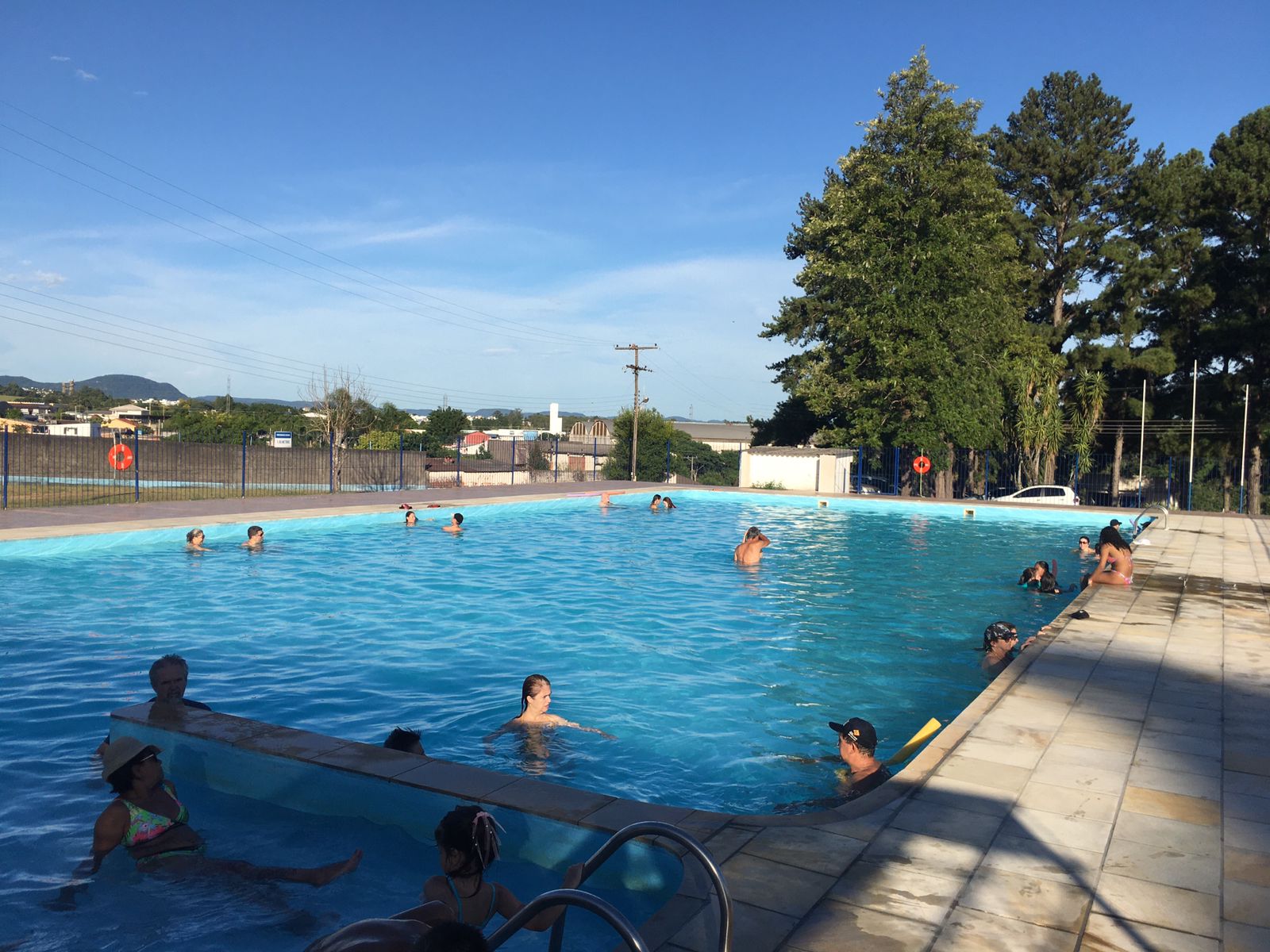 Calor e muita música fizeram parte da abertura oficial das Piscinas na Sede Campestre da Assufsm