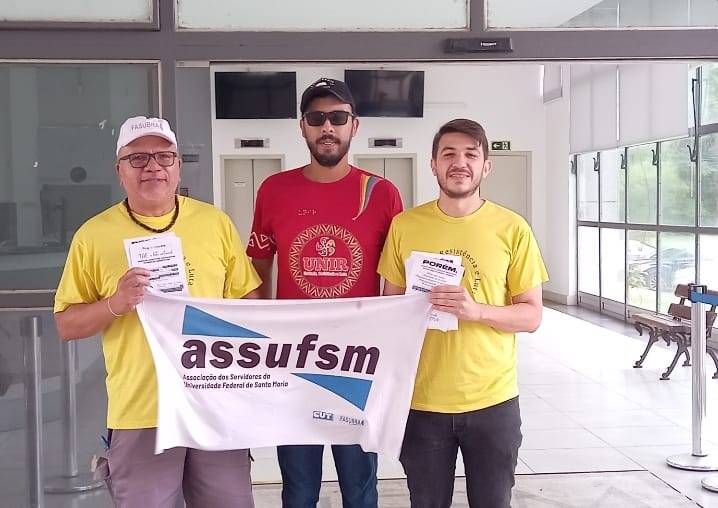 Paralisação: servidores(as) fazem panfletagem em diversos setores da Universidade nesta sexta-feira (28)