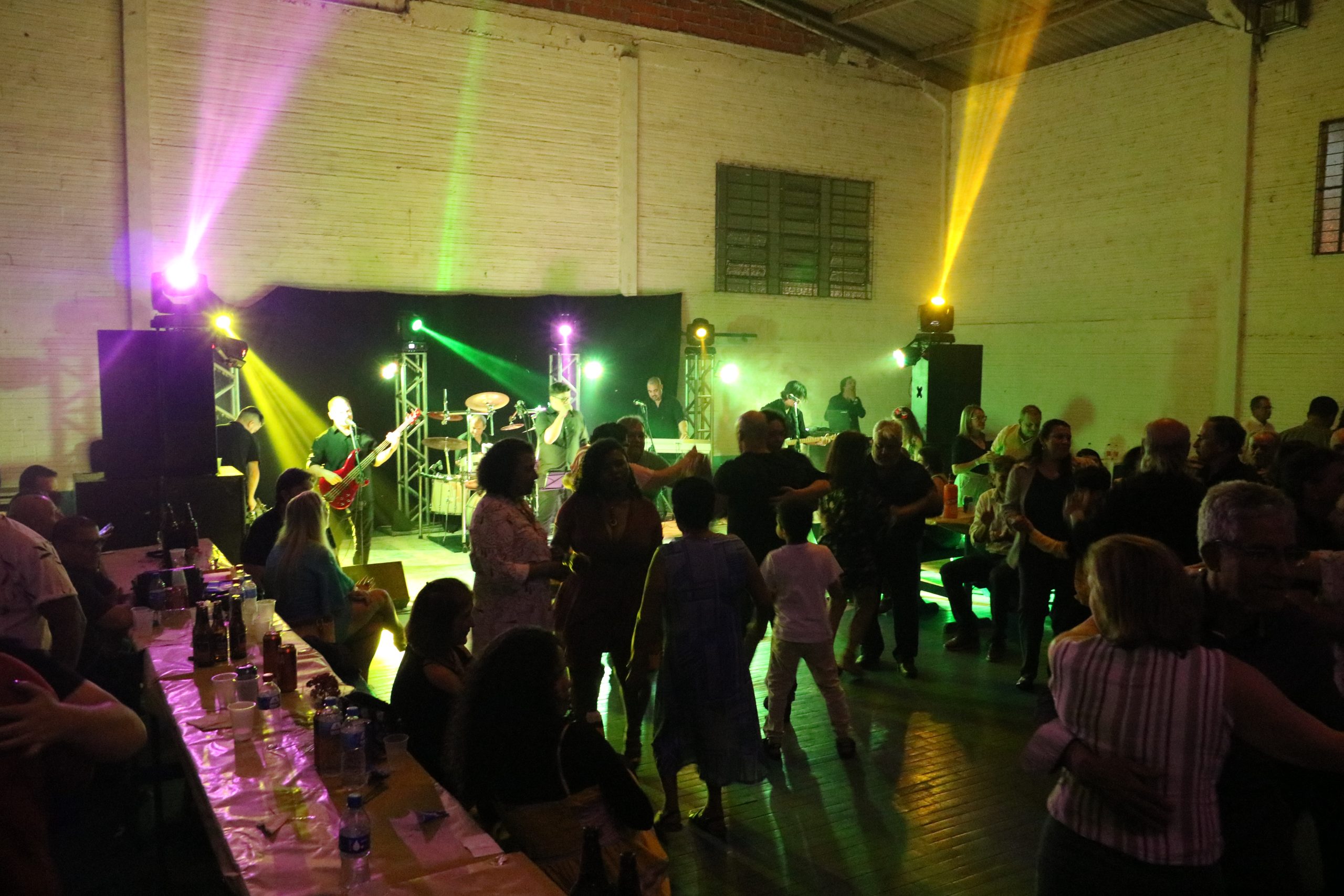 Jantar Baile da Assufsm reune centenas de TAEs para comemorar o Dia do e da Servidora Pública